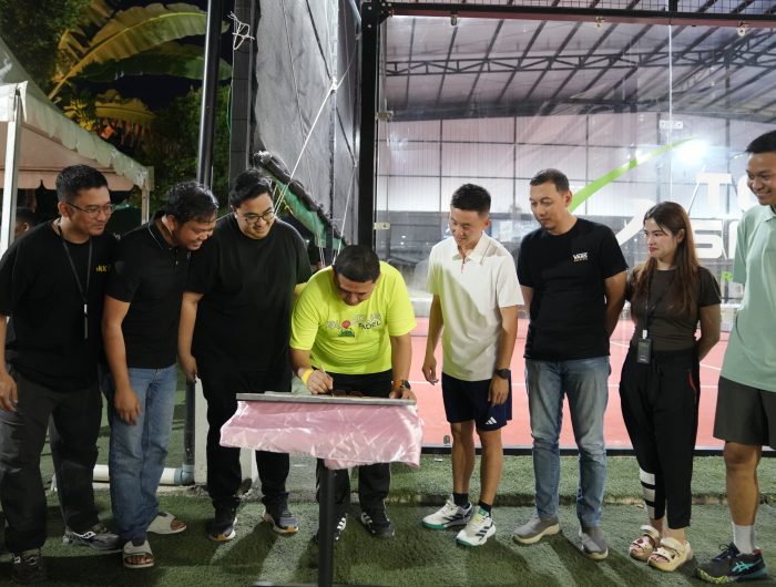 Wali Kota Makassar, Munafri Arifuddin, secara resmi meresmikan Lapangan Padel Top Spin Arena Makassar sekaligus membuka Kasih Keras Private Padel Tournament, yang berlangsung di Kecamatan Tamalate, Minggu (13/7/2025).
