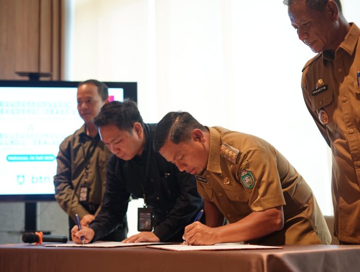 Wali Kota Parepare, Tasming Hamid, menandatangani nota kesepahaman (MoU) dengan Pimpinan Bank Tabungan Negara (BTN) terkait pemanfaatan layanan jasa dan produk perbankan, serta perjanjian kerja sama pengelolaan dan penempatan dana. Penandatanganan berlangsung di Makassar, Senin (14/07/2025).
