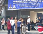 Kepala Dinas Provinsi Sulsel Iqbal Nadjamuddin didampingi Kepala UPT SMAN 1 Makassar Sulihin Mustafa secara simbolis membuka MPLS 2025 SMA/SMK/SLB se-Sulsel secara serentak berpusat di SMAN 1 Makassar, Senin 14 Juli 2025. (Foto: Dok istimewa).