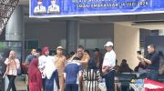 Kepala Dinas Provinsi Sulsel Iqbal Nadjamuddin didampingi Kepala UPT SMAN 1 Makassar Sulihin Mustafa secara simbolis membuka MPLS 2025 SMA/SMK/SLB se-Sulsel secara serentak berpusat di SMAN 1 Makassar, Senin 14 Juli 2025. (Foto: Dok istimewa).