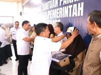 Komitmen Pemerintah Kota Parepare di bawah kepemimpinan Wali Kota Tasming Hamid dalam mendorong pemerataan akses pendidikan kembali ditunjukkan melalui penyerahan seragam sekolah gratis bagi ribuan siswa dari Sekolah Dasar (SD) dan Sekolah Menengah Pertama (SMP) Negeri se-Kota Parepare.