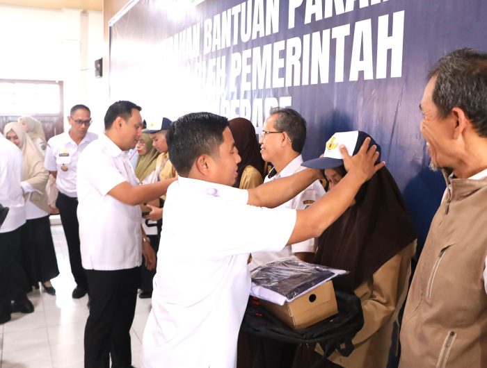 Komitmen Pemerintah Kota Parepare di bawah kepemimpinan Wali Kota Tasming Hamid dalam mendorong pemerataan akses pendidikan kembali ditunjukkan melalui penyerahan seragam sekolah gratis bagi ribuan siswa dari Sekolah Dasar (SD) dan Sekolah Menengah Pertama (SMP) Negeri se-Kota Parepare.