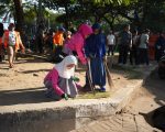 Ketua Tim Penggerak (TP) PKK Kota Makassar, Melinda Aksa, bersama para pengurusnya kompak mengikuti aksi Jumat Bersih yang digelar Pemerintah Kota Makassar di sekitar kawasan Pantai Losari, Jumat (18/7/2025).