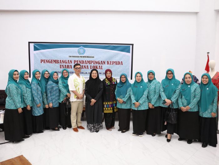 Ketua Tim Penggerak (TP) PKK Kota Makassar, Melinda Aksa mendorong penguatan sektor usaha busana lokal melalui pendampingan dan pengembangan berkelanjutan.