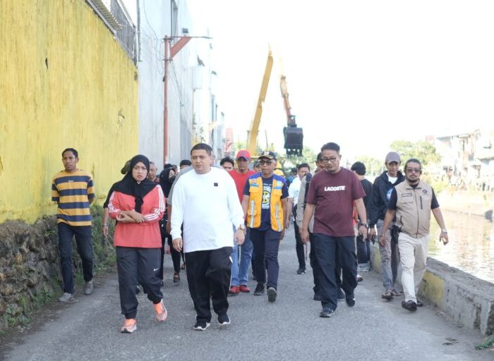 Pemerintah Kota Makassar terus menunjukkan komitmennya dalam menjaga kebersihan lingkungan dan menanggulangi potensi banjir melalui aksi konkret. Salah satu langkah nyata tersebut terlihat dalam peluncuran program penataan Kanal Jongaya yang dipimpin langsung oleh Wali Kota Makassar, Munafri Arifuddin, Jumat (18/7/2025).
