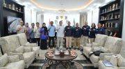 Pemerintah Kota Makassar menerima kunjungan kerja tim Badan Keamanan Laut Republik Indonesia (Bakamla RI) dalam rangka membahas rencana pembangunan Stasiun *National Maritime Security System* (NMSS), Jumat (18/7/2025). Pertemuan yang digelar di Balai Kota Makassar ini dipimpin langsung oleh Wali Kota Munafri Arifuddin dan turut dihadiri Kepala Dinas Pertanahan Kota Makassar, Dra. Hj. Sri Sulsilawati, M.Si.