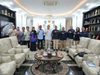 Pemerintah Kota Makassar menerima kunjungan kerja tim Badan Keamanan Laut Republik Indonesia (Bakamla RI) dalam rangka membahas rencana pembangunan Stasiun *National Maritime Security System* (NMSS), Jumat (18/7/2025). Pertemuan yang digelar di Balai Kota Makassar ini dipimpin langsung oleh Wali Kota Munafri Arifuddin dan turut dihadiri Kepala Dinas Pertanahan Kota Makassar, Dra. Hj. Sri Sulsilawati, M.Si.