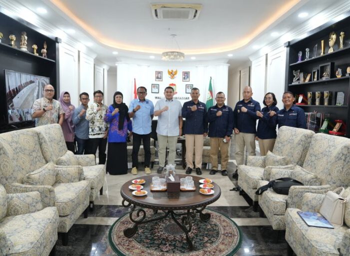 Pemerintah Kota Makassar menerima kunjungan kerja tim Badan Keamanan Laut Republik Indonesia (Bakamla RI) dalam rangka membahas rencana pembangunan Stasiun *National Maritime Security System* (NMSS), Jumat (18/7/2025). Pertemuan yang digelar di Balai Kota Makassar ini dipimpin langsung oleh Wali Kota Munafri Arifuddin dan turut dihadiri Kepala Dinas Pertanahan Kota Makassar, Dra. Hj. Sri Sulsilawati, M.Si.