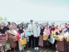 Bupati Bantaeng, M. Fathul Fauzy Nurdin, memberikan bantuan sembako kepada ratusan petani rumput laut di Dusun Mattoangin, Desa Bonto Jai, Kecamatan Bisappu, Minggu, 20 Juli 2025.