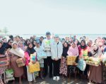 Bupati Bantaeng, M. Fathul Fauzy Nurdin, memberikan bantuan sembako kepada ratusan petani rumput laut di Dusun Mattoangin, Desa Bonto Jai, Kecamatan Bisappu, Minggu, 20 Juli 2025.