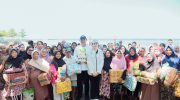 Bupati Bantaeng, M. Fathul Fauzy Nurdin, memberikan bantuan sembako kepada ratusan petani rumput laut di Dusun Mattoangin, Desa Bonto Jai, Kecamatan Bisappu, Minggu, 20 Juli 2025.