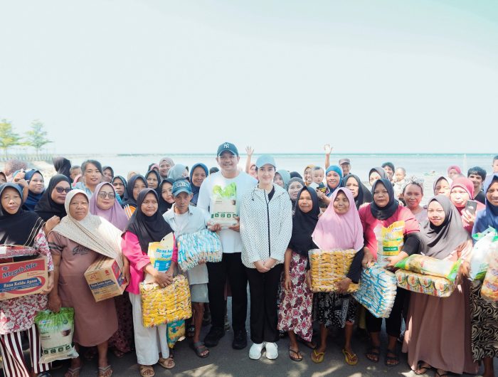 Bupati Bantaeng, M. Fathul Fauzy Nurdin, memberikan bantuan sembako kepada ratusan petani rumput laut di Dusun Mattoangin, Desa Bonto Jai, Kecamatan Bisappu, Minggu, 20 Juli 2025.