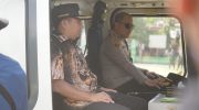 Dalam upaya menjaga stabilitas keamanan dan ketertiban masyarakat (kamtibmas), Wali Kota Parepare, Tasming Hamid bersama Kapolres Parepare, AKBP Indra Waspada Yuda melakukan patroli udara menggunakan helikopter Polri, Minggu (20/7/2025).