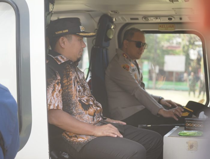Dalam upaya menjaga stabilitas keamanan dan ketertiban masyarakat (kamtibmas), Wali Kota Parepare, Tasming Hamid bersama Kapolres Parepare, AKBP Indra Waspada Yuda melakukan patroli udara menggunakan helikopter Polri, Minggu (20/7/2025).