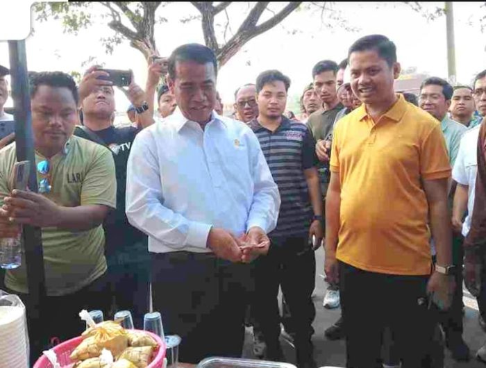 Dalam rangkaian kunjungan kerja di Majene, Sulawesi Barat, Menteri Pertanian (Mentan) Andi Amran Sulaiman turut memantau jalannya Gerakan Pangan Murah Beras SPHP (Stabilisasi Pasokan dan Harga Pangan).