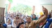 Pemerintah Kota Makassar resmi memulai penyaluran seragam sekolah gratis bagi siswa baru tingkat Sekolah Dasar (SD) dan Sekolah Menengah Pertama (SMP), Senin (21/7/2025).