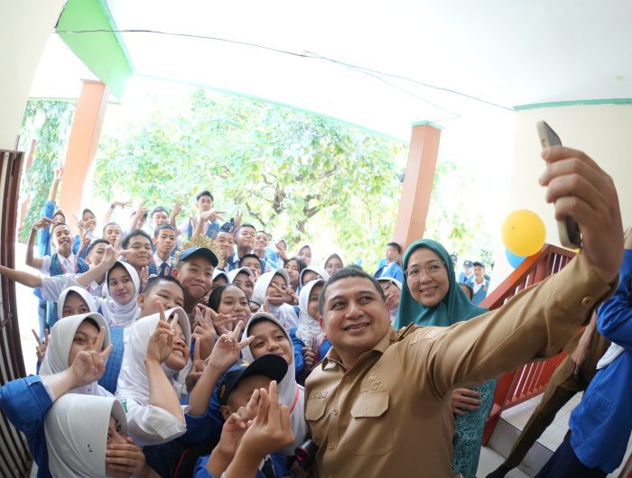 Pemerintah Kota Makassar resmi memulai penyaluran seragam sekolah gratis bagi siswa baru tingkat Sekolah Dasar (SD) dan Sekolah Menengah Pertama (SMP), Senin (21/7/2025).
