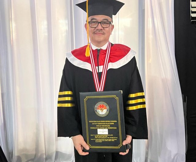 Sekretaris Daerah Provinsi Sulawesi Selatan, Dr. Jufri Rahman, M.Si., berhasil meraih predikat lulusan terbaik Program Doktor Ilmu Pemerintahan pada Sekolah Pascasarjana Institut Pemerintahan Dalam Negeri (IPDN).