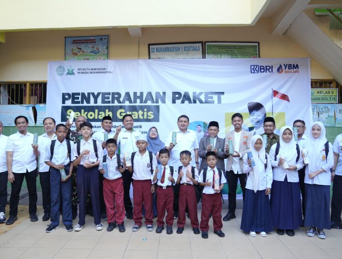 Sebagai bentuk komitmen dalam mendukung kemajuan pendidikan serta membangun kesadaran lingkungan sejak dini, Yayasan Baitul Maal (YBM) BRILiaN RO Makassar bekerja sama dengan PPI Kota Makassar menyalurkan 100 paket pendidikan kepada siswa-siswi Sekolah Muhammadiyah Kota Makassar pada Rabu, 23 Juli 2025.