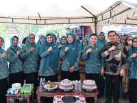 Ketua TP PKK Kota Makassar, Melinda Aksa, mengikuti kegiatan launching Gerakan Membaca Buku Kesehatan Ibu dan Anak (KIA), Membangun Generasi Emas yang digelar oleh TP PKK Provinsi Sulawesi Selatan bekerja sama dengan Ikatan Dokter Anak Indonesia (IDAI), Kamis (24/7/2025).