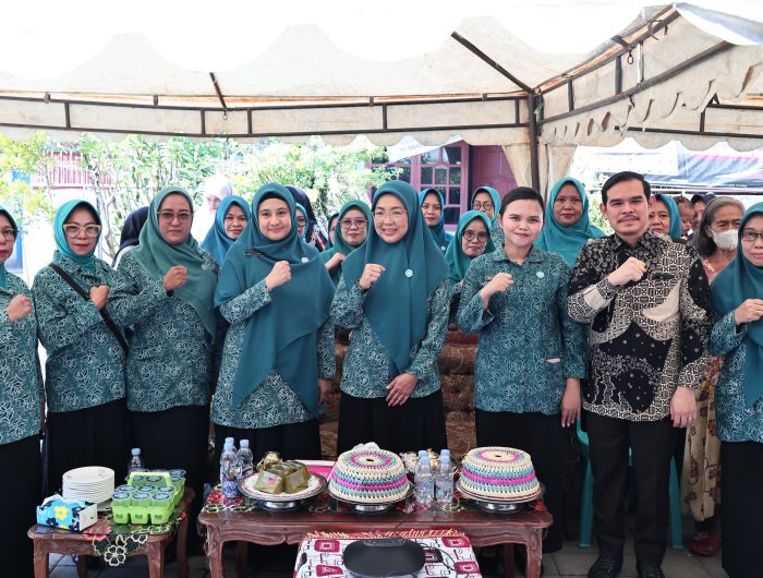 Ketua TP PKK Kota Makassar, Melinda Aksa, mengikuti kegiatan launching Gerakan Membaca Buku Kesehatan Ibu dan Anak (KIA), Membangun Generasi Emas yang digelar oleh TP PKK Provinsi Sulawesi Selatan bekerja sama dengan Ikatan Dokter Anak Indonesia (IDAI), Kamis (24/7/2025).