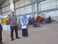 Inovasi dari mahasiswa vokasi kembali menarik perhatian. Kali ini datang dari Politeknik Negeri Ujung Pandang (PNUP), di mana sekelompok mahasiswa Jurusan Teknik Mesin berhasil mengembangkan dua teknologi ramah lingkungan dan aplikatif: mesin pembuat briket arang dari tempurung kelapa dan mesin penebar pakan otomatis berbasis tenaga surya.