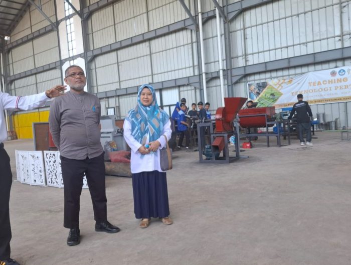 Inovasi dari mahasiswa vokasi kembali menarik perhatian. Kali ini datang dari Politeknik Negeri Ujung Pandang (PNUP), di mana sekelompok mahasiswa Jurusan Teknik Mesin berhasil mengembangkan dua teknologi ramah lingkungan dan aplikatif: mesin pembuat briket arang dari tempurung kelapa dan mesin penebar pakan otomatis berbasis tenaga surya.