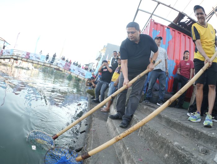 Pemerintah Kota Makassar terus menggencarkan revolusi kebersihan lingkungan melalui program "Jumat Bersih". Kali ini, kegiatan dipusatkan di Kelurahan Tamarunang, Kecamatan Mariso, yang dihadiri langsung oleh Wali Kota Makassar, Munafri Arifuddin.