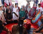 Bunda PAUD Kota Parepare, dr. Andi Arfiah Tasming, turun langsung bersama jajaran pengurusnya untuk menyerahkan bantuan kepada korban kebakaran di Jalan Laupe, Kelurahan Bukit Indah, Kecamatan Soreang, Jumat (25/07/2025).
