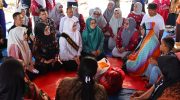 Bunda PAUD Kota Parepare, dr. Andi Arfiah Tasming, turun langsung bersama jajaran pengurusnya untuk menyerahkan bantuan kepada korban kebakaran di Jalan Laupe, Kelurahan Bukit Indah, Kecamatan Soreang, Jumat (25/07/2025).