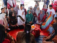 Bunda PAUD Kota Parepare, dr. Andi Arfiah Tasming, turun langsung bersama jajaran pengurusnya untuk menyerahkan bantuan kepada korban kebakaran di Jalan Laupe, Kelurahan Bukit Indah, Kecamatan Soreang, Jumat (25/07/2025).
