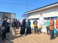 Ketua Tim Penggerak dan Pemberdayaan Kesejahteraan Keluarga (TP-PKK) Kota Makassar, Melinda Aksa melakukan kunjungan ke tempat pengelolaan sampah YLM (Yayasan Lestari Mulia) di Tempat Pembuangan Akhir (TPA) Tamangapa kota Makassar didampingi oleh Kepala Dinas Lingkungan Hidup Kota Makassar.