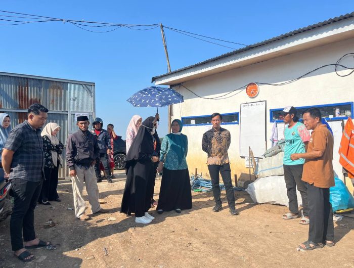 Ketua Tim Penggerak dan Pemberdayaan Kesejahteraan Keluarga (TP-PKK) Kota Makassar, Melinda Aksa melakukan kunjungan ke tempat pengelolaan sampah YLM (Yayasan Lestari Mulia) di Tempat Pembuangan Akhir (TPA) Tamangapa kota Makassar didampingi oleh Kepala Dinas Lingkungan Hidup Kota Makassar.