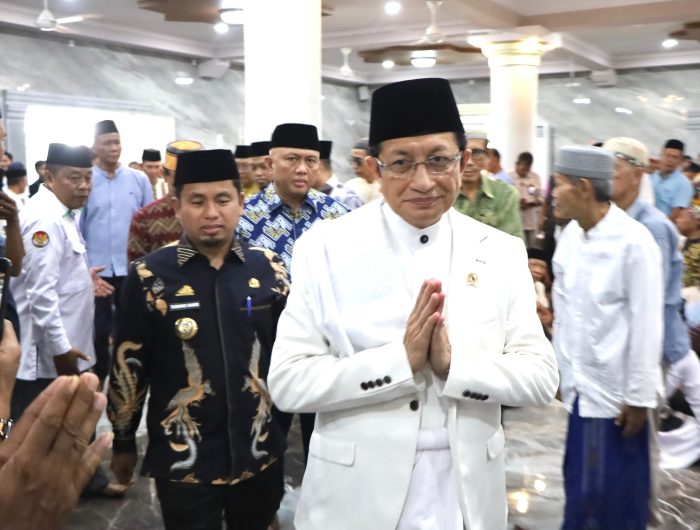 Wali Kota Parepare, Tasming Hamid, menyambut kedatangan Menteri Agama Republik Indonesia, Prof. Dr. H. Nazaruddin Umar, di Kota Parepare, Jumat (25/7/2025).