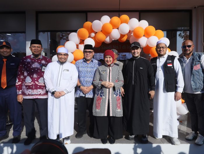 Wakil Wali Kota Makassar, Aliyah Mustika Ilham, menghadiri acara Grand Opening Almaz Fried Chicken Tanjung Makassar yang berlokasi di Ruko Rolling Hills, Jalan Metro Tanjung Bunga No. 9–10, Kelurahan Maccini Sombala, Kecamatan Tamalate, Kota Makassar, Jumat (25/7/2025).