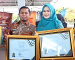 Wali Kota Parepare, Tasming Hamid, menerima penghargaan istimewa dari Menteri Kependudukan dan Pembangunan Keluarga Berencana Nasional (BKKBN), Wihaji, S.Ag., M.Pd, dalam peringatan Hari Keluarga Nasional (Harganas) ke-32 tingkat Provinsi Sulawesi Selatan.