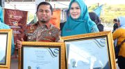 Wali Kota Parepare, Tasming Hamid, menerima penghargaan istimewa dari Menteri Kependudukan dan Pembangunan Keluarga Berencana Nasional (BKKBN), Wihaji, S.Ag., M.Pd, dalam peringatan Hari Keluarga Nasional (Harganas) ke-32 tingkat Provinsi Sulawesi Selatan.