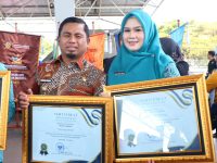 Wali Kota Parepare, Tasming Hamid, menerima penghargaan istimewa dari Menteri Kependudukan dan Pembangunan Keluarga Berencana Nasional (BKKBN), Wihaji, S.Ag., M.Pd, dalam peringatan Hari Keluarga Nasional (Harganas) ke-32 tingkat Provinsi Sulawesi Selatan.