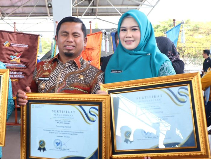 Wali Kota Parepare, Tasming Hamid, menerima penghargaan istimewa dari Menteri Kependudukan dan Pembangunan Keluarga Berencana Nasional (BKKBN), Wihaji, S.Ag., M.Pd, dalam peringatan Hari Keluarga Nasional (Harganas) ke-32 tingkat Provinsi Sulawesi Selatan.