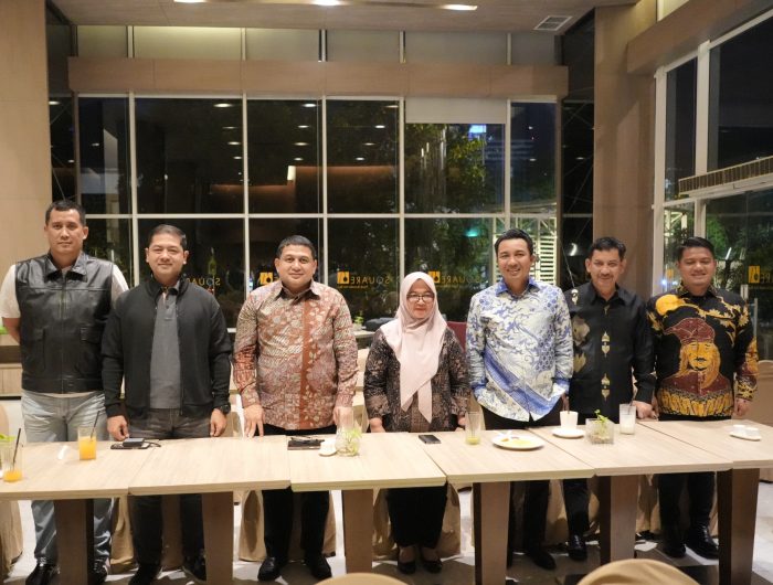 Wali Kota Makassar, Munafri Arifuddin, memfasilitasi pertemuan tertutup bersama kepala daerah Luwu Raya dan aparat keamanan pada Minggu (27/7/2025) malam di Novotel Makassar.