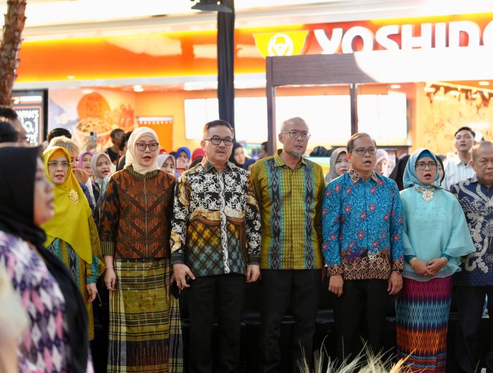 Sekretaris Daerah Provinsi Sulawesi Selatan, Jufri Rahman, secara resmi menutup event “Karya Kreatif Sulawesi Selatan (KKS) Presents: Wastra Heritage Market 2025” yang berlangsung di Atrium Mal Ratu Indah Makassar, pada Minggu, 27 Juli 2025.