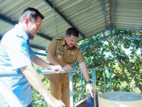 Bupati Bantaeng, M. Fathul Fauzy Nurdin, bersama Direktur Perusahaan Daerah Air Minum (PDAM) Bantaeng, Suwardi mengunjungi sejumlah alat produktif PDAM pada sejumlah wilayah. Diantaranya, penampungan air, perbaikan pipa, dan lokasi sumber mata air, Selasa, 29 Juli 2025.