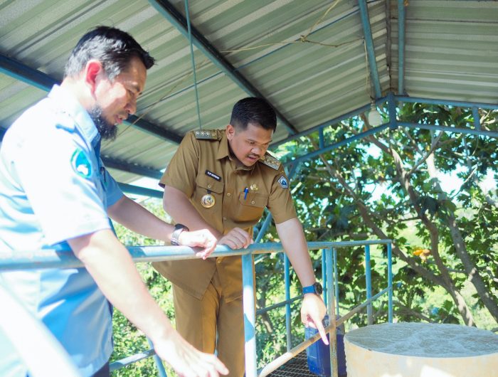 Bupati Bantaeng, M. Fathul Fauzy Nurdin, bersama Direktur Perusahaan Daerah Air Minum (PDAM) Bantaeng, Suwardi mengunjungi sejumlah alat produktif PDAM pada sejumlah wilayah. Diantaranya, penampungan air, perbaikan pipa, dan lokasi sumber mata air, Selasa, 29 Juli 2025.