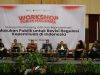 Ketua DKPP Periode 2017-2022 dan juga Ketua Bawaslu RI 2012-2017 Prof. Muhammad, yang juga merupakan Dosen FISIP Universitas Hasanuddin, memberikan pujian kepada salah satu Penanggap dalam Kegiatan Workshop Publik Nasional menuju Pemilu yang adil dan Representatif, yang digelar di Ballroom Hotel Unhas, Selasa 29 Juli 2025.