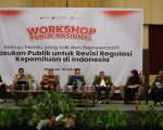Ketua DKPP Periode 2017-2022 dan juga Ketua Bawaslu RI 2012-2017 Prof. Muhammad, yang juga merupakan Dosen FISIP Universitas Hasanuddin, memberikan pujian kepada salah satu Penanggap dalam Kegiatan Workshop Publik Nasional menuju Pemilu yang adil dan Representatif, yang digelar di Ballroom Hotel Unhas, Selasa 29 Juli 2025.