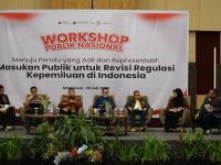 Ketua DKPP Periode 2017-2022 dan juga Ketua Bawaslu RI 2012-2017 Prof. Muhammad, yang juga merupakan Dosen FISIP Universitas Hasanuddin, memberikan pujian kepada salah satu Penanggap dalam Kegiatan Workshop Publik Nasional menuju Pemilu yang adil dan Representatif, yang digelar di Ballroom Hotel Unhas, Selasa 29 Juli 2025.