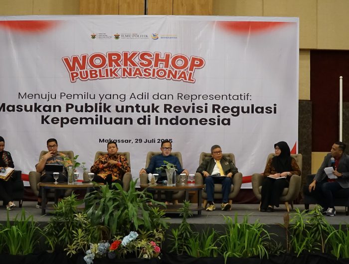 Ketua DKPP Periode 2017-2022 dan juga Ketua Bawaslu RI 2012-2017 Prof. Muhammad, yang juga merupakan Dosen FISIP Universitas Hasanuddin, memberikan pujian kepada salah satu Penanggap dalam Kegiatan Workshop Publik Nasional menuju Pemilu yang adil dan Representatif, yang digelar di Ballroom Hotel Unhas, Selasa 29 Juli 2025.