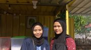 Usaha Mikro, Kecil, dan Menengah (UMKM) di Kabupaten Sumbawa tengah mengalami proses transformasi penting dari pola usaha bertahan hidup (survival economy) menuju manajemen bisnis berkelanjutan. Hal ini tergambarkan dari hasil penelitian lapangan terhadap tiga pelaku UMKM sektor kuliner di wilayah Hoyohilir, yaitu EsThe Desa milik Mas Sami, Pop Ice Boba milik Mba Yuyun, dan Abah Haus milik Mba Ririn.