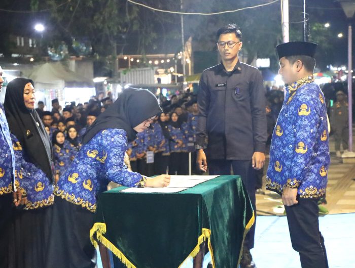 Wali Kota Parepare, Tasming Hamid, secara resmi menyerahkan Surat Keputusan (SK) Pengangkatan Pegawai Pemerintah dengan Perjanjian Kerja (P3K) Formasi Tahun 2024. Penyerahan SK berlangsung di Anjungan Cempae, Rabu malam (30/7/2025).