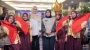 Wakil Wali Kota Makassar, Aliyah Mustika Ilham, menghadiri secara langsung acara Wisuda Ahli Madya ke-XXIX Akademi Sekretari Manajemen Indonesia (ASMI) Publik Makassar yang digelar di Hotel Horison Ultima, Jl. Jenderal Sudirman No. 24, Makassar, Kamis (31/7/2025).